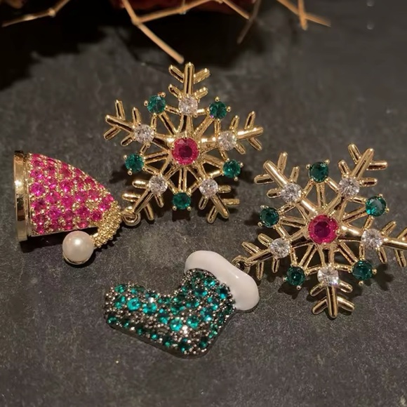 Snowflake Christmas Earrings - Rhinestone Luxury Crystal Drop Earrings - Picture 3 of 7